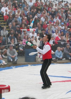 A juggling Wallenda (Alesandro)