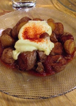 Spicy potatoes with garlic aioli