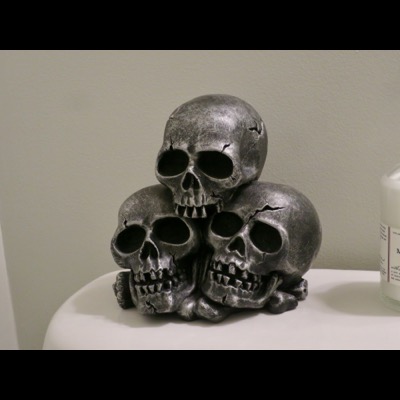 Skull decorations in the bathroom