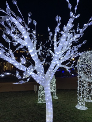 Sculpted tree of light